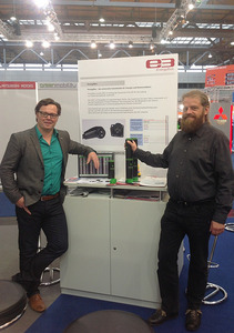 ©  ROPA engineering GmbH./Rüdiger Nierescher (links) und Johannes Dörndorfer präsentieren EnergyTubes auf der Hannover Messe 2014.