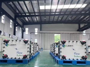 © Shanghai Electric / Erste Einheiten der Flow-Batterien für das Projekt in Spanien